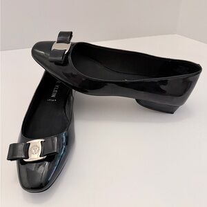 Anne Klein Black Patent Ballet Flats with Bow and Gold-Tone Medallion Size 8